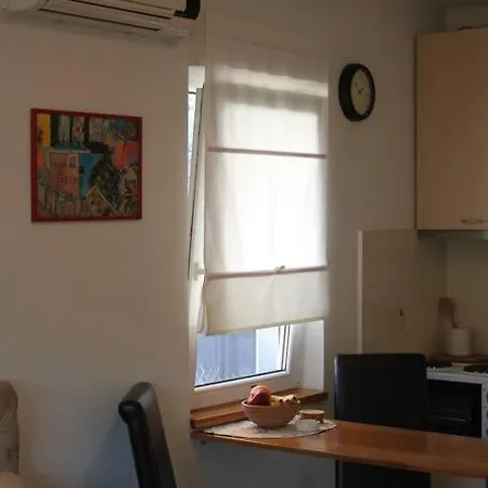 דירה Cozy With Parking