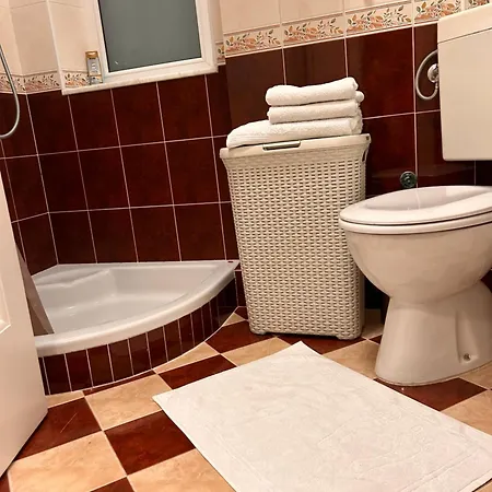 דירה Cozy With Parking